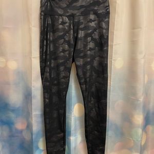 Simply Vera Leather Look Camo Leggings